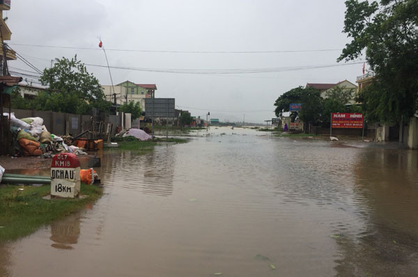 QL7 ngập sâu trong nước lũ khiến giao thông tê liệt trong ngày 19/7