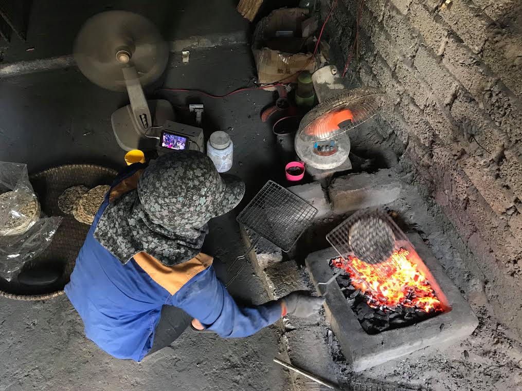 Giữa những ngày này nắng nóng lên tới đỉnh điểm ở xứ Nghệ, có lúc 40 đến 42 độ C, thì người dân nơi đây vẫn đỏ lửa để tráng bánh và quạt bánh phục vụ khách hàng gần xa. Ảnh: Mỹ Hà.