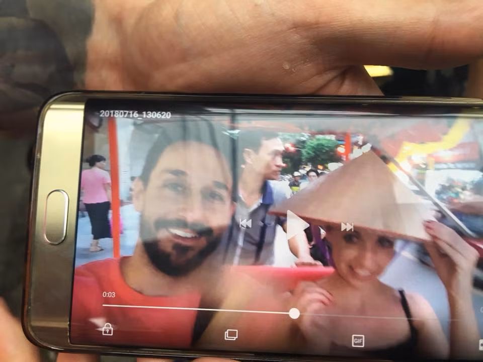 Hình ảnh hai vị khách du lịch trong sự việc. Đằng sau là anh Chinh, lái xe xích lô bị tố trả lại tiền âm phủ "lừa" du khách đang gây xôn xao dư luận.