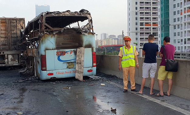 Đến hơn 7h sáng nay, các lực lượng chức năng vẫn có mặt tại hiện trường để khám nghiệm, điều tra.