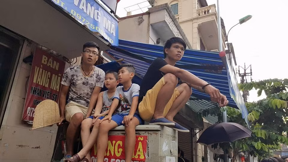 ...bất chấp nguy hiểm.