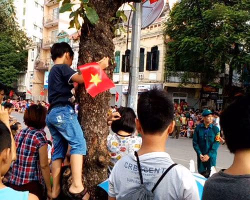 Chỗ nào đông quá không thể ngồi xem, nhiều người dân chọn cách trèo lên cây