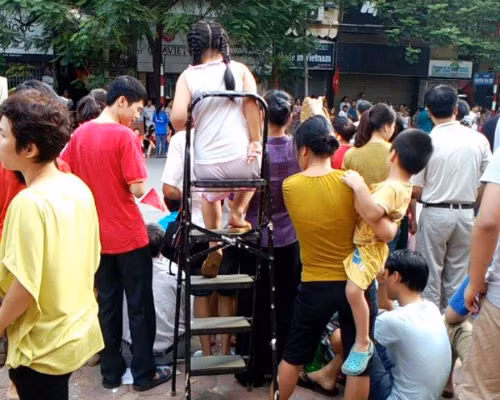 Cô bé này có chỗ ngồi rất lý tưởng để xem diễu binh.