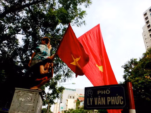 Thậm chí là trèo lên các bốt điện...