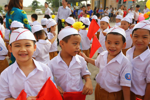 9. Hơn 22 triệu học sinh sinh viên cả nước đón khai giảng năm học 2015-2016 Sáng 5/9, trên 22 triệu học sinh sinh viên cả nước, với gần 44.000 trường học các cấp bước vào năm học mới 2015-2016. Lễ khai giảng năm nay gọn nhẹ, không hô hào, không có lãnh đạo phát biểu mà vẫn đảm bảo tính trang trọng, tạo không khí vui tươi, phấn khởi cho hàng chục triệu thầy cô giáo, học sinh.