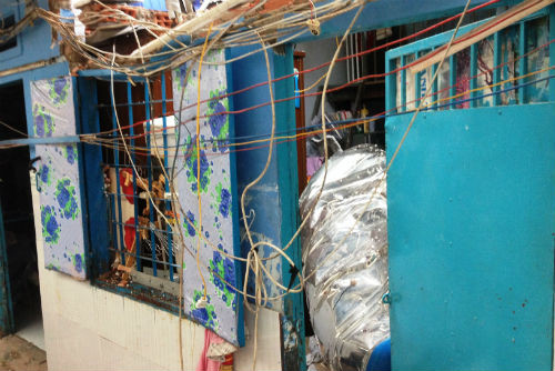 8. Bé gái 8 tháng tuổi thiệt mạng vì bồn nước rơi trúng phòng trọ Khoảng 15h ngày 4/9, người phụ nữ tên Ly (khoảng 30 tuổi) ở cùng đứa con gái là bé Phạm Ngô Quỳnh Ngân (8 tháng tuổi) trong căn phòng trọ tại số 4/7/1 hẻm trên đường số 3, KP5, phường Hiệp Bình Phước, quận Thủ Đức thì bất ngờ bồn inox dung tích 1.000 lít (có đầy nước) từ căn nhà lầu ngay phía trước rơi xuống trúng mái khiến chị Ly bị thương, tinh thần hoảng loạn. Còn bé Ngân bị đè tử vong ngay tại hiện trường.