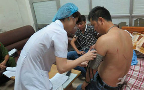 7. Nhà báo Thái Nguyên bị côn đồ chém Khoảng 7h sáng 4/9, tại khu vực cầu Gia Bảy (thành phố Thái Nguyên, tỉnh Thái Nguyên), nhà báo Nguyễn Ngọc Quang, sinh năm 1971, là Phó Trưởng phòng Thời sự Đài phát thanh - truyền hình tỉnh Thái Nguyên đã bị côn đồ truy sát khi đang trên đường đến cơ quan làm việc. Theo thông tin từ bệnh viện, nhà báo Nguyễn Ngọc Quang bị các đối tượng chém 8 nhát trên vùng vai, tay, thắt lưng, trong đó có 2 vết thương sâu phải thực hiện tiểu phẫu.