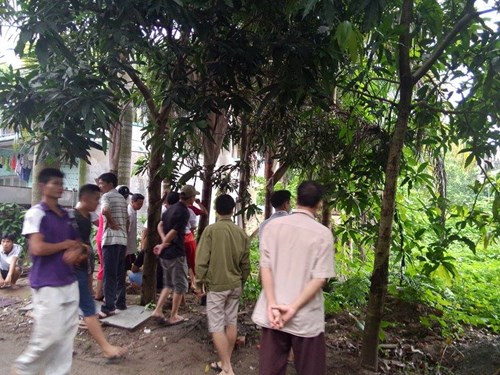 6. Giết chủ nợ, phi tang xác sau nhà Chiều tối 3/9, người dân tổ 5, xóm Chù, phường Thụy Phương (Quận Bắc Từ Liêm, Hà Nội), bất ngờ phát hiện xác nữ giới đang trong tình trạng phân hủy dưới mương thoát nước trong khu vườn ngay cạnh nhà thầy cúng Lê Tiến Sỹ. Nạn nhân nhanh chóng được xác định là Đỗ Thu Hiền (SN 1995, trú tại Tổ 18, phường Cổ Nhuế 2 – Bắc Từ Liêm – Hà Nội). Chiều 4/9, gia đình nạn nhân đã tổ chức lễ viếng và đưa tiễn người xấu số về nơi an nghỉ cuối cùng.