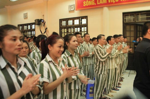 2. Hơn 18.000 người được đặc xá tha tù trước thời hạn dịp 2/9 Ngày 31/8, tại nhiều trại giam, tạm giam trên cả nước công bố Quyết định đặc xá cho hơn 18.000 phạm nhân năm 2015. Trong số đó có 2.000 phạm nhân nữ và hàng chục phạm nhân có quốc tịch nước ngoài. Trong số những phạm nhân được đặc xá phải kể đến Vũ Thị Kim Anh - nữ phạm nhân khá đặc biệt luôn được nhắc đến gắn liền với câu chuyện "Nữ sinh cắt cổ người tình trên xe Lexus" cách đây hơn 6 năm.