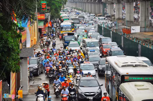 Từ Cầu Trắng (Hà Đông) về Ngã Tư Sở vẫn ùn ứ đoạn giao Quang Trung - Nguyễn Trãi. Riêng đường Vành đai 3 trên cao, đường Phạm Hùng, Trần Duy Hưng đã trở lại bình thường. Ảnh: Hoàn Nguyễn.