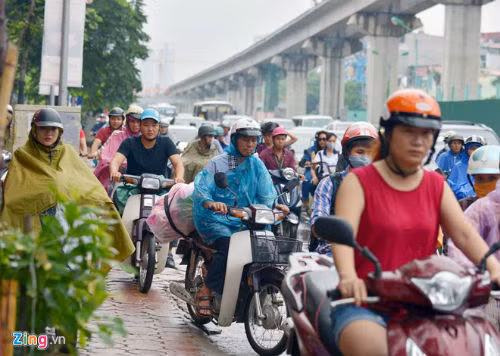 Ôtô dàn kín lòng đường khiến người đi xe máy phải lao lên vỉa hè. Chị Hồng Ngọc chia sẻ trên Otofun, ôtô của chị bị kẹt cứng trên đường Khuất Duy Tiến suốt 45 phút. Ảnh: Hoàng Anh.