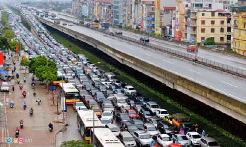 Mot loat tuyen duong o Ha Noi bi un tac keo dai hang km