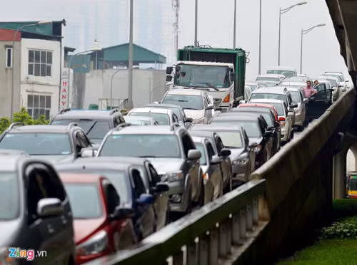 Nhiều tài xế đi từ đường trên cao xuống đã sốt ruột mở cửa ra quan sát. Ảnh: Hoàng Anh.