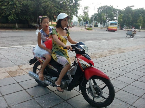 Phu huynh day som dua con di du le khai giang nam hoc moi-Hinh-7