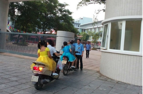 Phu huynh day som dua con di du le khai giang nam hoc moi-Hinh-5