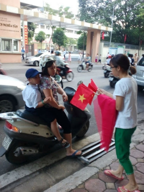 Phu huynh day som dua con di du le khai giang nam hoc moi-Hinh-3