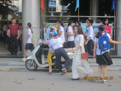 Phu huynh day som dua con di du le khai giang nam hoc moi-Hinh-10