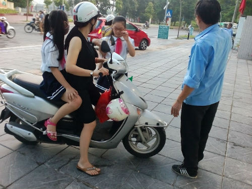 Phu huynh day som dua con di du le khai giang nam hoc moi