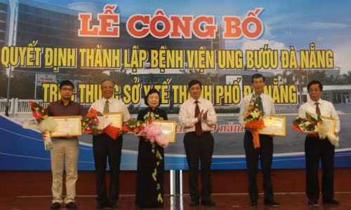 UBND TP Da Nang truy tang bang khen cho ong Nguyen Ba Thanh