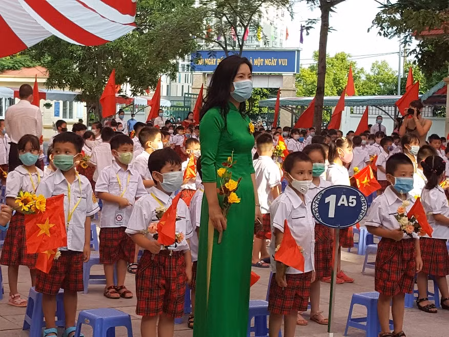 Chot lich tuu truong, khai giang cua hoc sinh Ha Noi