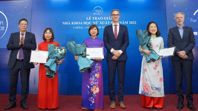 Giai thuong Vi su phat trien phu nu trong khoa hoc nhan don de cu