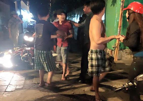 Hai trong số 4 tên cướp bị lực lượng Công an, dân phòng và người dân bắt giữ ngay khi chúng gây án và tẩu thoát.