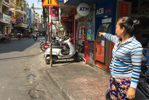 Be gai lop 1 bi bat coc giua trung tam Sai Gon-Hinh-2