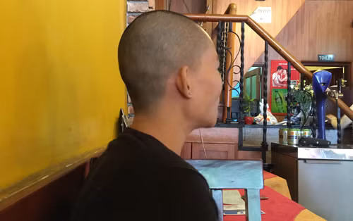 Be gai lop 1 bi bat coc giua trung tam Sai Gon-Hinh-3