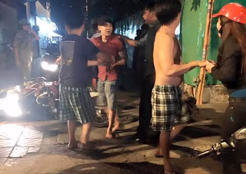 Hai trong số 4 tên cướp bị lực lượng Công an, dân phòng và người dân bắt giữ ngay khi chúng gây án và tẩu thoát.