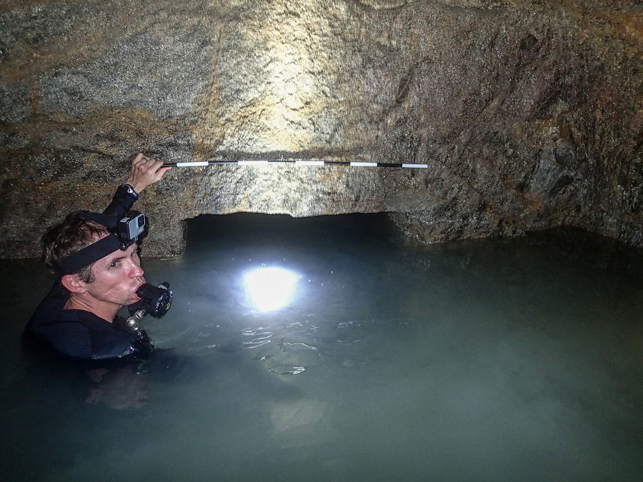 Trong các ngôi mộ, các lễ vật bằng vàng và các bức tượng nhỏ bằng thủy tinh được dát vàng vẫn còn nguyên, mặc dù nước đã phá hủy một số phần của chúng.