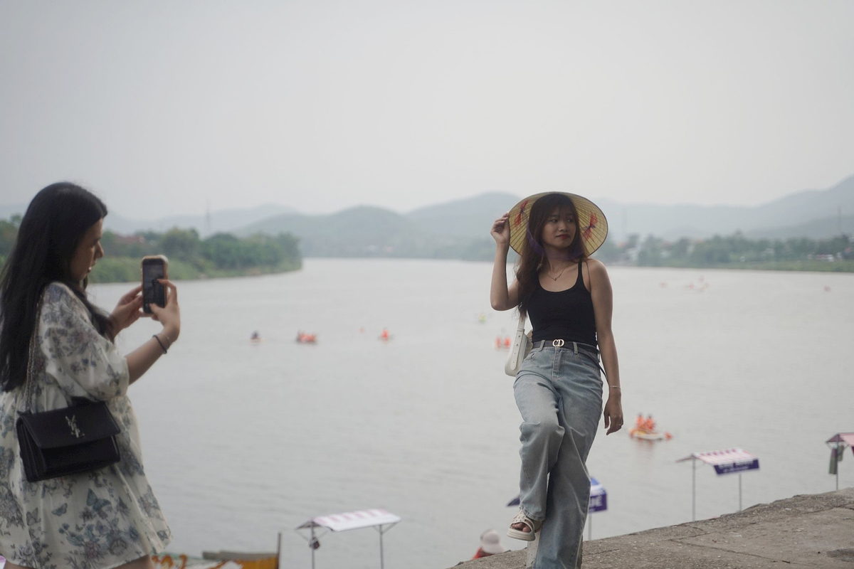 Các bạn trẻ ghi lại những khoảnh khắc đẹp để làm kỷ niệm. Ảnh: N.Q.