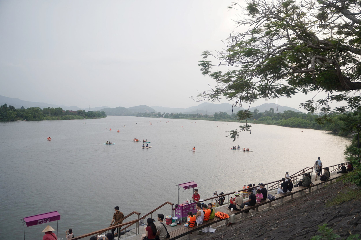 Với mong muốn tạo ra một không gian mới để người dân và du khách có thể dạo bước ngắm dòng sông Hương thơ mộng, những năm gần đây, chính quyền thành phố Huế tiến hành chỉnh trang cảnh quan dọc hai bên bờ sông, trong đó, có không gian phía trước chùa Thiên Mụ, để nơi đây trở thành một địa điểm lý tưởng, thu hút đông đảo người dân, du khách đến tham quan. Ảnh: N.Q.