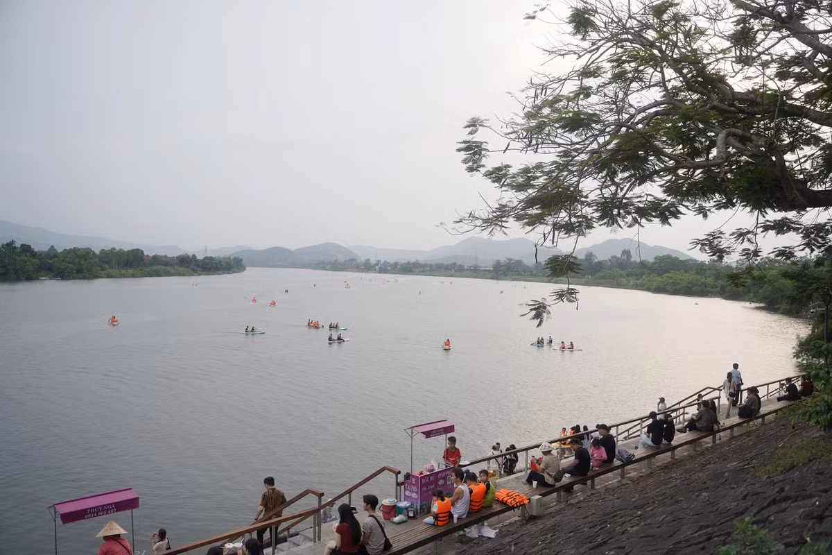 Với mong muốn tạo ra một không gian mới để người dân và du khách có thể dạo bước ngắm dòng sông Hương thơ mộng, những năm gần đây, chính quyền thành phố Huế tiến hành chỉnh trang cảnh quan dọc hai bên bờ sông, trong đó, có không gian phía trước chùa Thiên Mụ, để nơi đây trở thành một địa điểm lý tưởng, thu hút đông đảo người dân, du khách đến tham quan. Ảnh: N.Q.