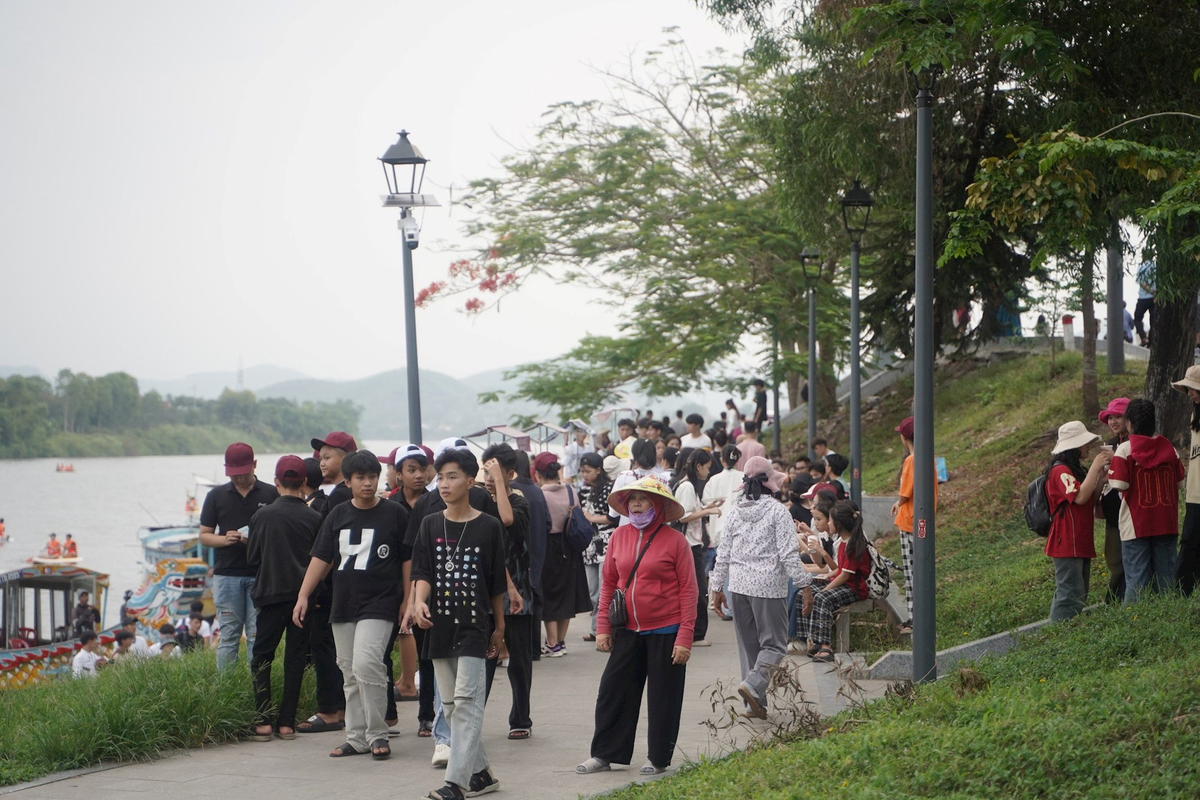 Trời càng về chiều, cũng là lúc rất đông bạn trẻ tìm đến bên bờ sông Hương để vui chơi. Ảnh: N.Q.