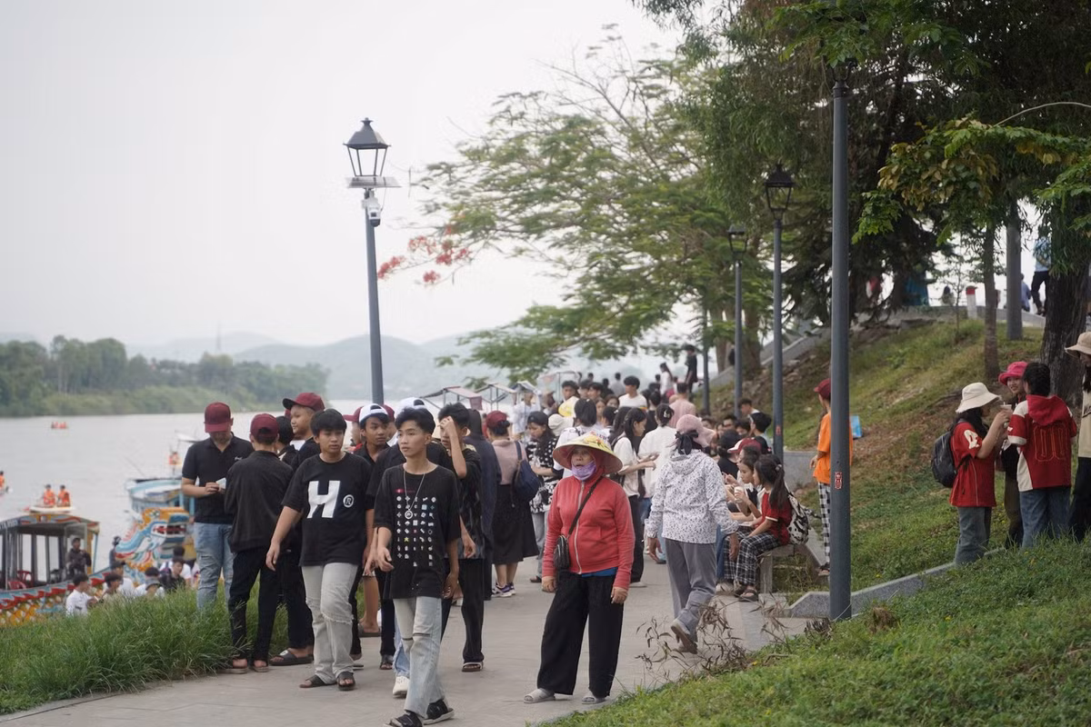 Trời càng về chiều, cũng là lúc rất đông bạn trẻ tìm đến bên bờ sông Hương để vui chơi. Ảnh: N.Q.