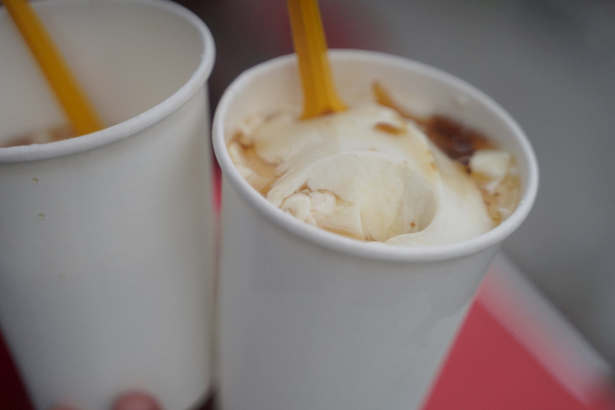 Đặc biệt, khi đến đây, người dân và du khách sẽ được thưởng thức những ly đậu hủ thơm ngon. Ảnh: N.Q.