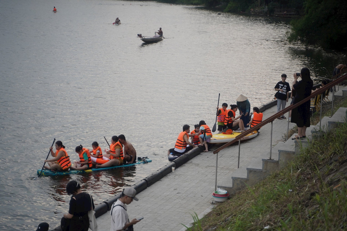 Vào những ngày hè nắng nóng, rất đông người dân tìm đến đây để vui chơi, ngắm hoàng hôn và chèo Sup nhằm làm tan biến đi cái nóng của mùa hè. Ảnh: N.Q.