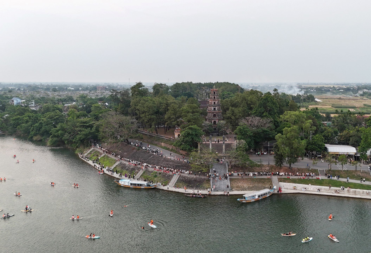 Khi hoàng hôn buông xuống, cũng là lúc nhiều người dân và du khách, đặc biệt là những bạn trẻ lại tìm đến khu vực bờ sông Hương, dưới chân chùa Thiên Mụ (thành phố Huế, tỉnh Thừa Thiên - Huế) để ngắm cảnh, chèo Sup, cùng với đó là thưởng thức những ly đậu hũ (tào phớ) thơm ngon - một món ăn dân dã ở Huế. Ảnh: N.Q.