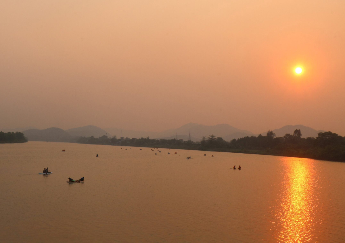 Khung cảnh êm đềm khi hoàng hôn buông xuống dòng sông Hương lúc chiều tà đã thu hút nhiều người dân, du khách đến vui chơi và thư giãn sau một ngày học tập và làm việc mệt mỏi. Ảnh: N.Q.