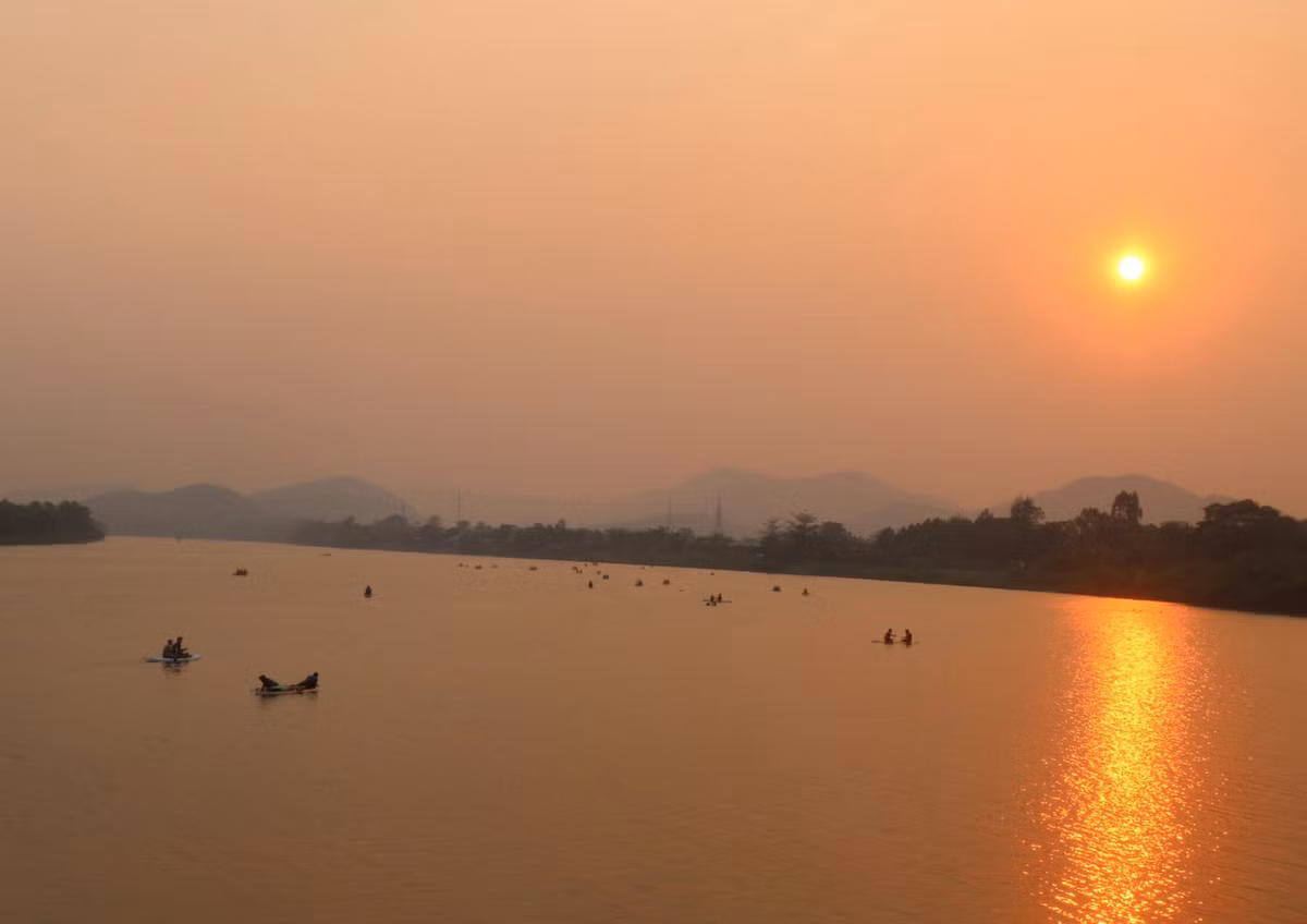 Khung cảnh êm đềm khi hoàng hôn buông xuống dòng sông Hương lúc chiều tà đã thu hút nhiều người dân, du khách đến vui chơi và thư giãn sau một ngày học tập và làm việc mệt mỏi. Ảnh: N.Q.