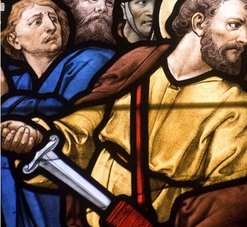 6. Thanh kiếm của Thánh Peter: Có nhiều truyền thuyết về thanh kiếm này, từ việc cắt tai người hầu đến mang lại sự bảo vệ và sức mạnh.