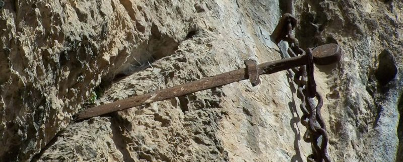 2. Thanh kiếm huyền bí Durandal: Được cho là thanh kiếm của hiệp sĩ Roland, Durandal đã được ném vào vách đá và trở thành một điểm hành hương ở Pháp.