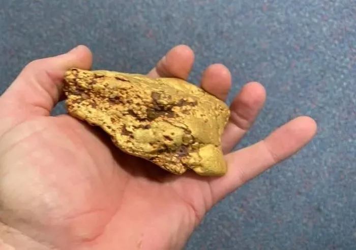 Anh ta đã sử dụng máy dò kim loại và sau đó đưa cục vàng tới cửa hàng Finders Keepers Gold Prospecting để xác nhận giá trị.