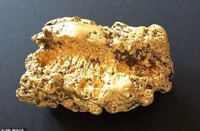 Cục vàng này có giá trị lên tới 2,7 tỷ đồng trên thị trường vàng. Sau khi phát hiện khối vàng trên, người đàn ông đã mất ngủ do tăng cảm giác lo lắng.