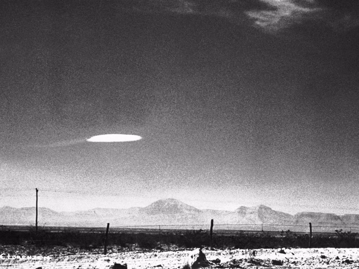 Ash Ellis, nhà lý thuyết âm mưu, tin rằng UFO thường xuất hiện gần các căn cứ quân sự hoặc cơ sở hạt nhân, cho thấy sự quan tâm của chúng đến vũ khí và công nghệ của con người.