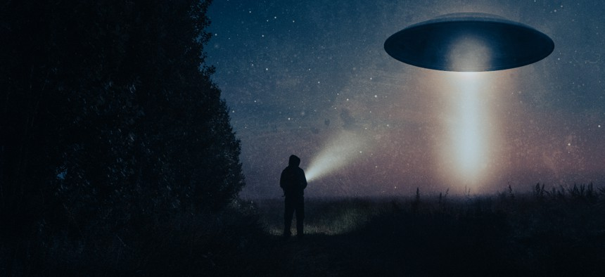 Tuy nhiên, Ellis cũng nhấn mạnh rằng UFO không nhất thiết là tàu vũ trụ của người ngoài hành tinh, mà có thể là bất cứ thứ gì chưa được xác định.
