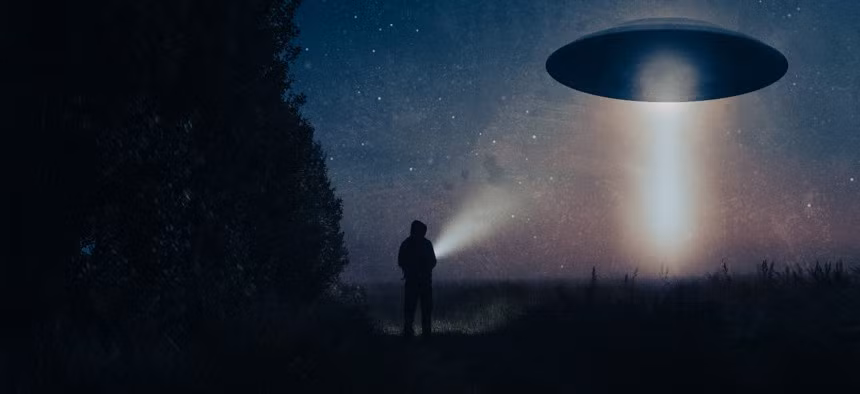 Tuy nhiên, Ellis cũng nhấn mạnh rằng UFO không nhất thiết là tàu vũ trụ của người ngoài hành tinh, mà có thể là bất cứ thứ gì chưa được xác định.
