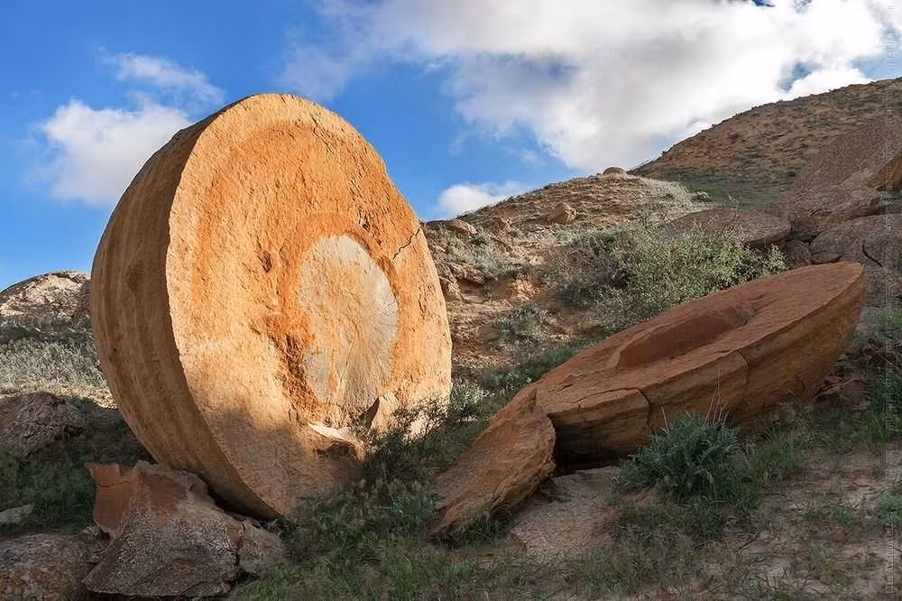 Một số chuyên gia cho rằng các quả cầu đá được hình thành từ quá trình địa chất. Đá sa thạch và đá sét tồn tại ở dạng cầu và dần dần cứng lại do sự chuyển động của lớp vỏ Trái Đất và tác động của thời tiết.