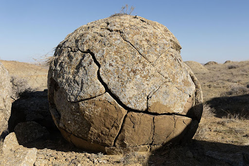 Giả thuyết khác cho rằng chúng được tạo ra từ quá trình phun trào núi lửa. Tuy nhiên, ý kiến này bị bác bỏ vì hiện tượng phun trào núi lửa không phải lúc nào cũng dẫn đến sự xuất hiện của những quả cầu đá như vậy.