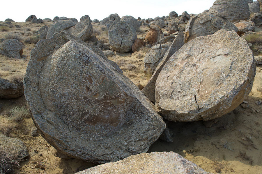 Một số học giả khác liên hệ hiện tượng này với các nghi lễ thờ cúng thiên nhiên hoặc cúng tế thời cổ đại. Theo đó, người xưa có thể đã tạo ra những quả cầu đá để phong ấn linh hồn sau khi qua đời.